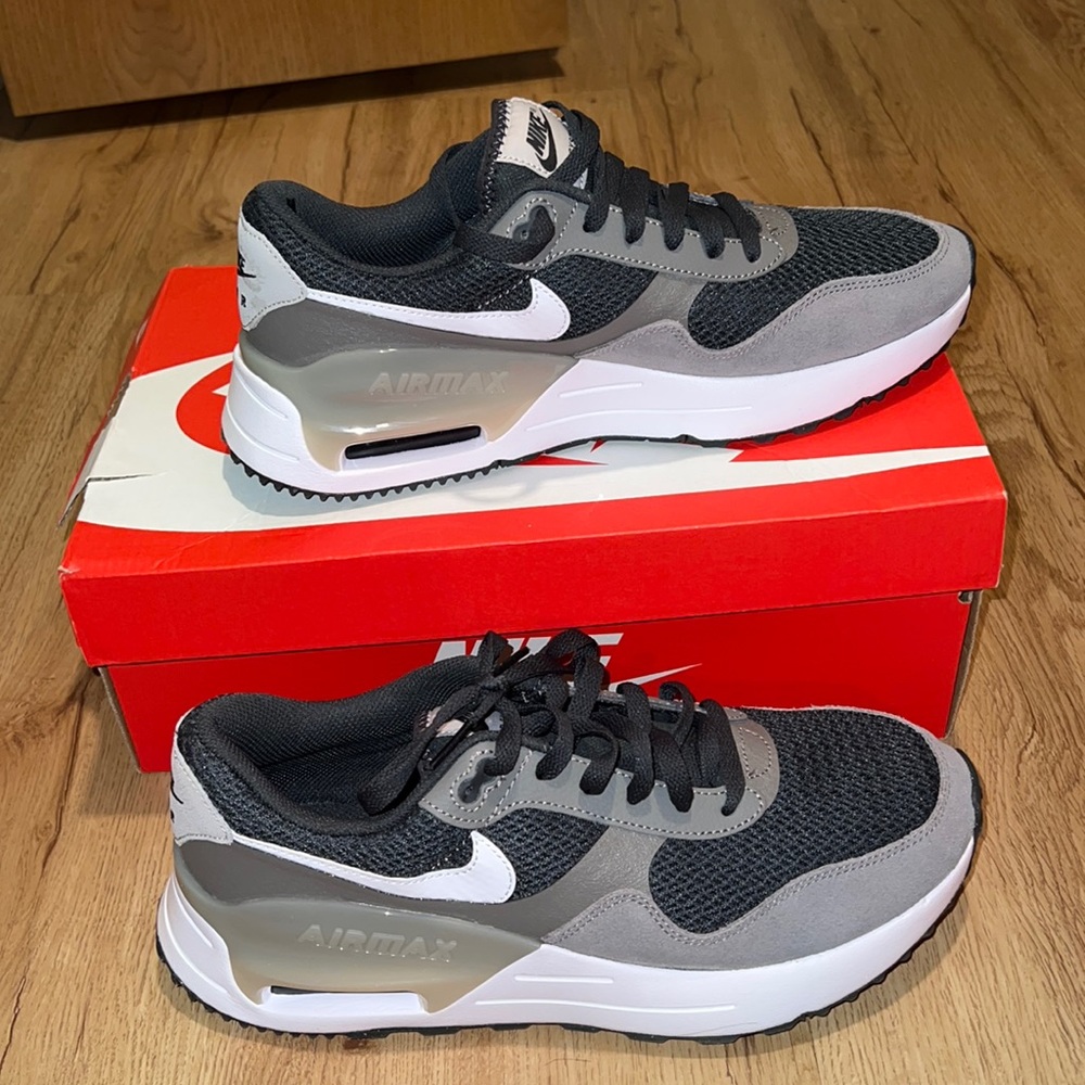 Nike Mens Air Max SYSTM size 10 Smoke Grey/White Sneakers